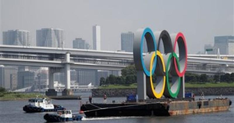 إزاحة النقاب عن الحلقات الأولمبية على برج إيفل