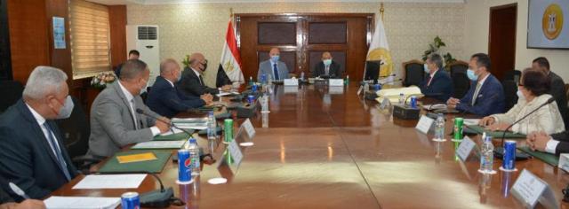 وزير التنمية المحلية ومحافظ القاهرة يتابعان إجراءات تفعيل عقود منظومة المخلفات بـ18 حي 
