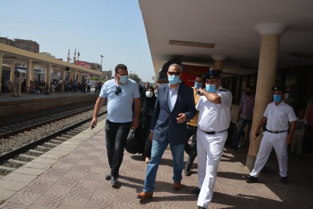 محافظ القليوبية يتابع انتظام حركة القطارات بعد خروج عجلتين للقطار عن القضبان ببنها