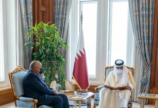 وزير الخارجية يُسلم أمير دولة قطر رسالة من الرئيس السيسي
