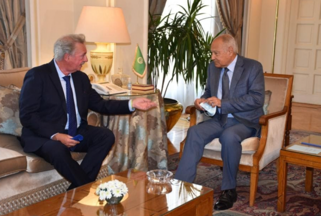 أبو الغيط الأمين العام لجامعة الدول العربية مع جان أسيلبورن