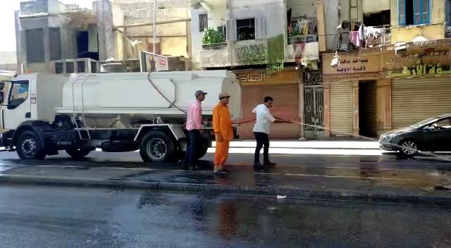 فرق نظافة القاهرة تغسل الشوارع والأرصفة