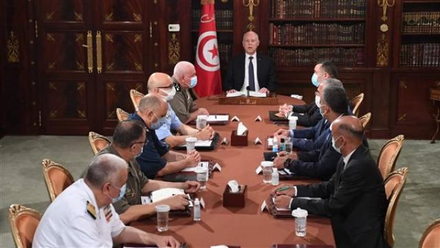 بعد حل الحكومة والبرلمان.. الرئيس التونسي يترأس اجتماعا للقيادات العسكرية