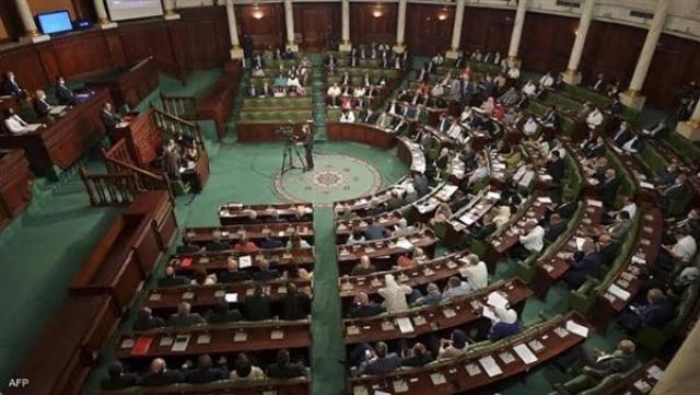 الرئيس التونسي يقرر تجميد سلطات مجلس النواب ورفع الحصانة عن الأعضاء