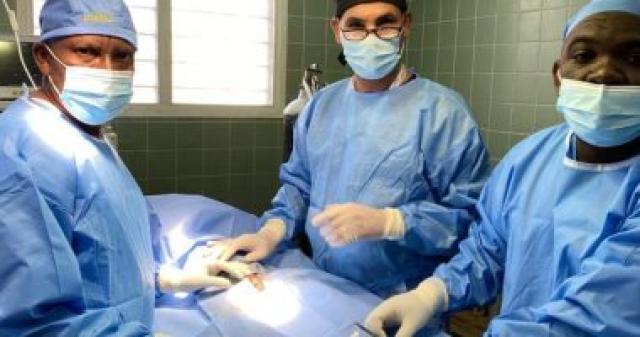 جامعة أسوان تجرى 8 عمليات جراحية جديدة بالقافلة الطبية بدولة تنزانيا.. صور
