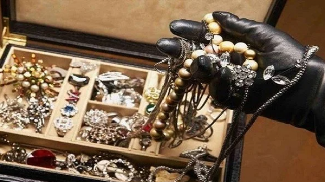 سرقة حلي بـ3 ملايين يورو خلال سطو مسلح لمحل مجوهرات في باريس