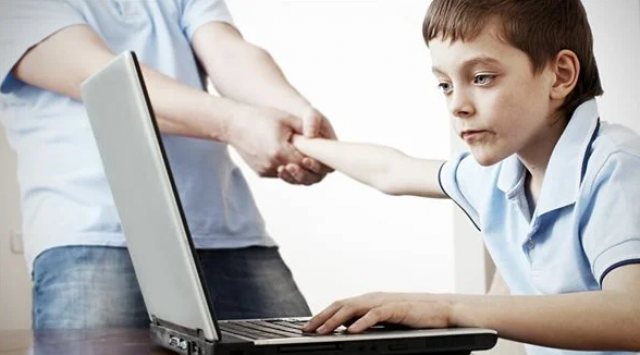 حذير قوي من شرطة أبوظبي بشأن استخدام الأطفال لـ الانترنت