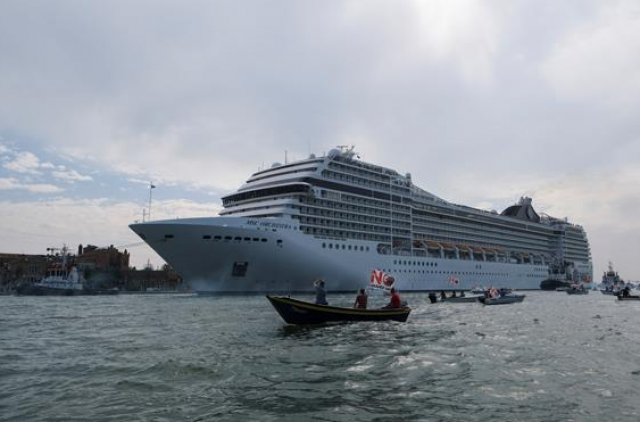 قرار حظر دخول السفن السياحية الضخمة إلى البندقية يدخل حيز التنفيذ