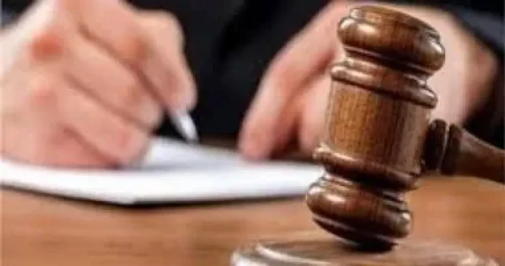 تحديد عقوبة الاعتداء على موظف عام أثناء تأدية عمله