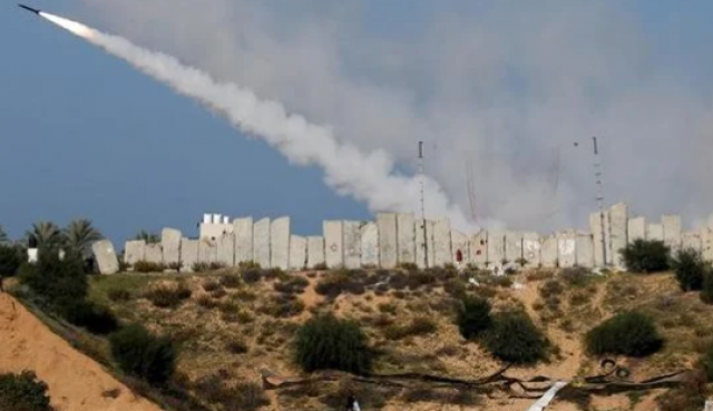 إسرائيل تفتح الملاجئ في بلدية كريات شمونة بعد تعرضها لهجوم صاروخي