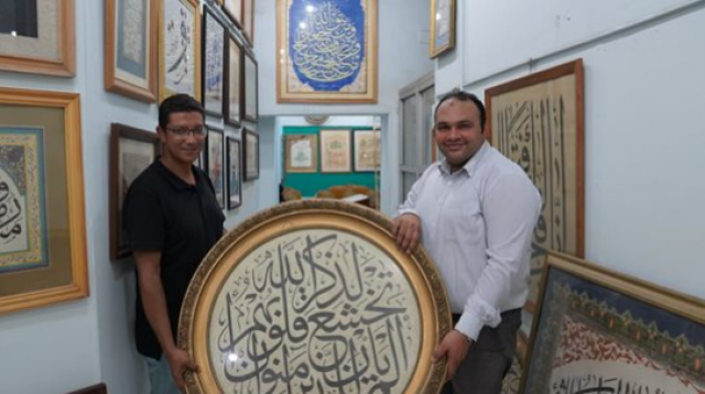 الفنان خضر البورسعيدي يهدي لوحات فنيه لمكتبه الاسكندريه
