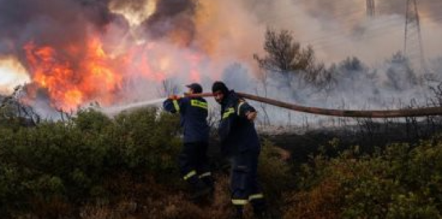 التشيك ترسل 15 طائرة إطفاء لحرائق الغابات في اليونان