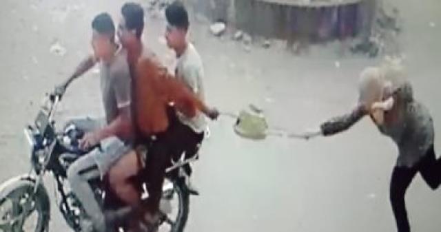 المتهمون أثناء سرقة حقيبة الطبيبة