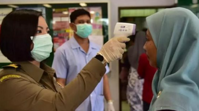 ماليزيا تخفف قيود كورونا للحاصلين على تطعيم كامل