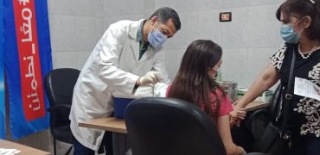 انتظام تلقى المواطنين للقاح كورونا بالمركز الصحى بالوليدية فى أسيوط.. فيديو وصور