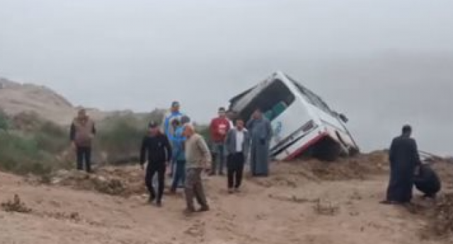 إصابة 11 فى حادث إنقلاب ميكروباص على الصحراوى الشرقى إتجاه قنا