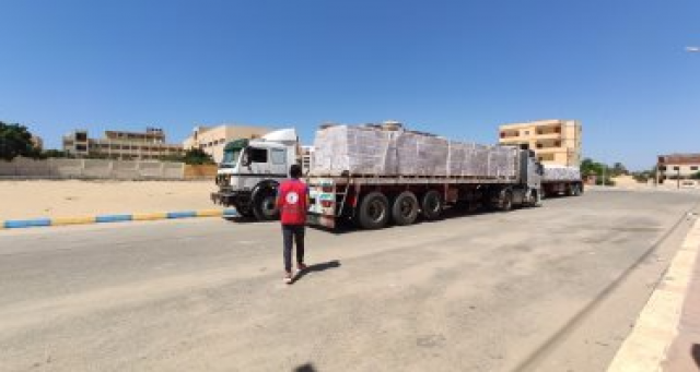الهلال الأحمر يبدأ توزيع مساعدات غذائية على 3500 أسرة بشمال سيناء