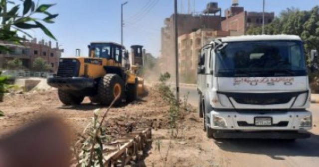 رفع 50 طن مخلفات وتطهير مسقى الإصلاح الزراعى أمام مستشفى أرمنت بالأقصر.. صور