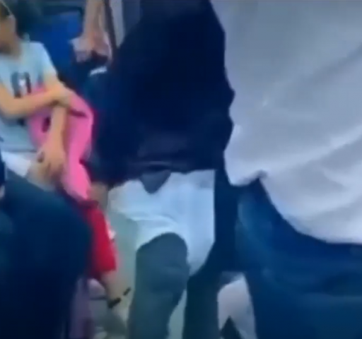 بيع الملابس الداخلية في المترو