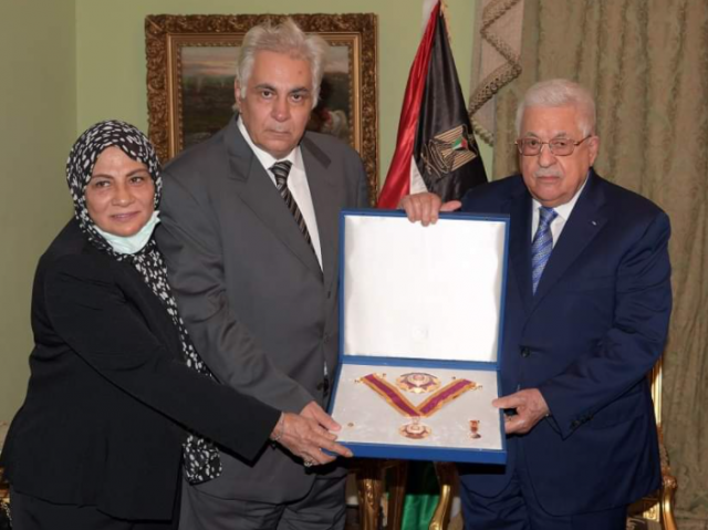 الرئيس محمود عباس وأسرة الصحفي الراحل مكرم محمد أحمد