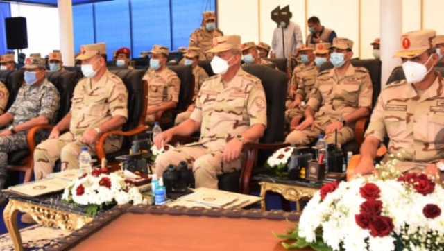 وزير الدفاع يشهد مشروع تكتيكى بإحدى وحدات الجيش الثالث الميدانى