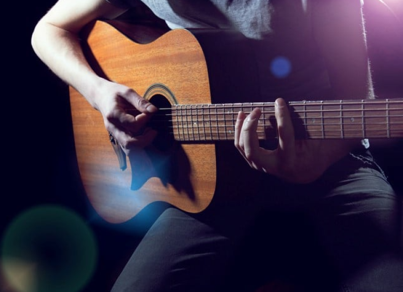 يعزز ثقتك بنفسك ويخلصك من التوتر.. فوائد لا تعرفها عن العزف على الجيتار
