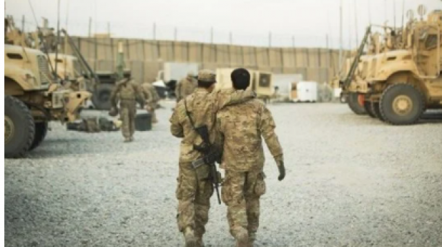 ضربة جديدة لـ بايدن.. دولة خصم قد تستولي على أسلحة أمريكا في أفغانستان