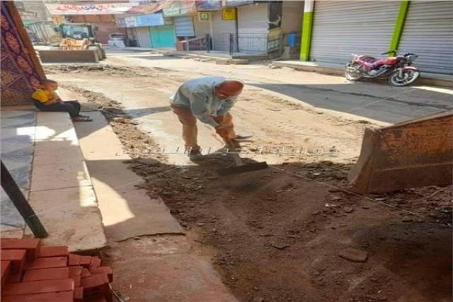 مسئول «يكنس الشارع» مع عمال النظافة ببني سويف