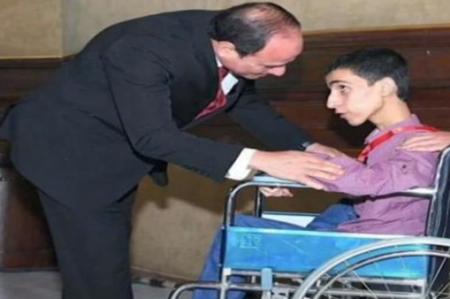 الدكتور محمد عمر خيري أول معيد مصاب بمرض ضمور العضلات في مصر بجامعة الزقازيق