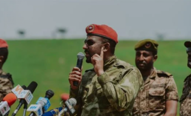 آبي أحمد يظهر بالبدلة العسكرية وسط القوات الإثيوبية