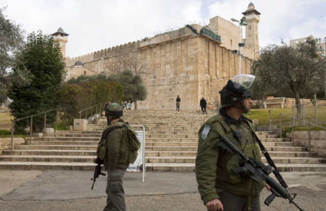 قوات الاحتلال الإسرائيلي امام الحرم الابراهيمي