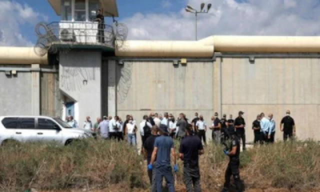 لحظة قيام أسير فلسطيني بسكب ماء مغلي في وجه أحد الحراس بسجن جلبوع