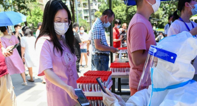الصين: إعطاء أكثر من 2.14 مليار جرعة من لقاحات كورونا
