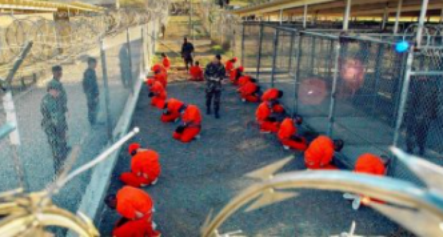 واشنطن بوست: عقبات هائلة تعيق بايدن عن إغلاق معتقل جوانتانامو