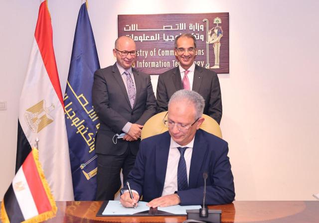 توقيع اتفاق تعاون بين هيئة تنمية صناعة تكنولوجيا المعلومات وجامعة كوينز بكندا