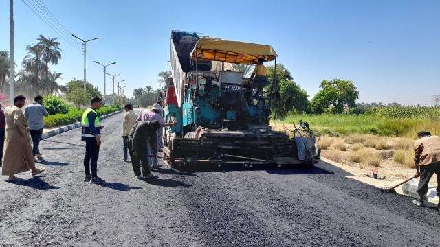 رئيس مدينة الطود يتفقد أعمال الرصف بطريق المدينة الشبابية الدولية بالأقصر