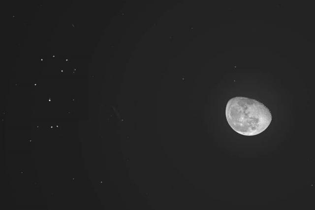 رصد القمر الأحدب بالقرب من عنقود الثريا