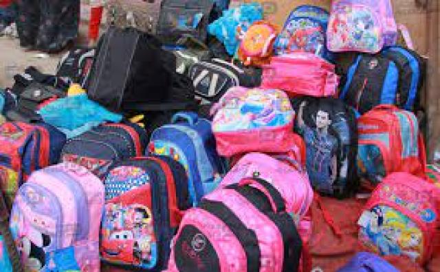توزيع الحقائب المدرسية 