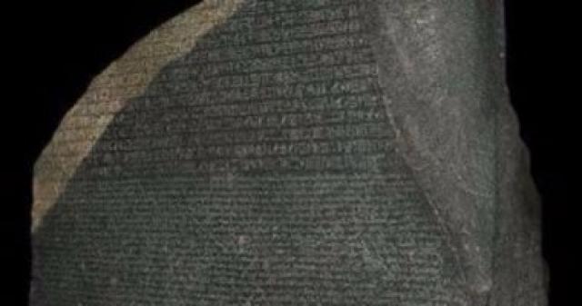 باحث مصريات: فك رموز حجر رشيد نافذة مضيئة علّم العالم سحر مصر القديمة