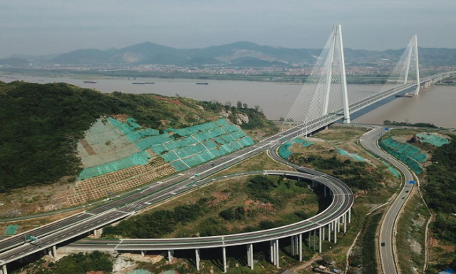 شاهد بالصور افتتاح أطول جسر في العالم بالصين