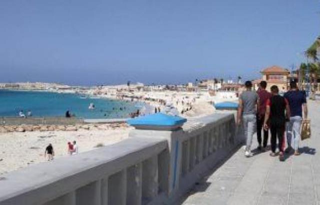 إقبال متوسط على شواطئ مرسى مطروح في نهاية موسم الصيف