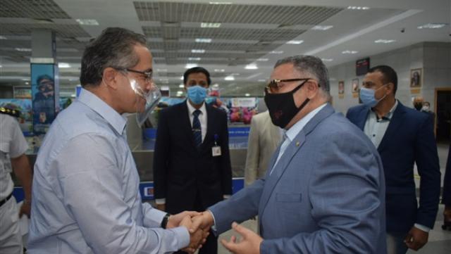 محافظ البحر الأحمر يستقبل وزير السياحة بمطار الغردقة الدولى