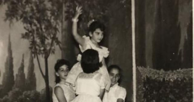 ”ليلى عز العرب ”تستعيد ذكرياتها فى المدرسة بصورة أبيض وأسود من عرض مسرحى
