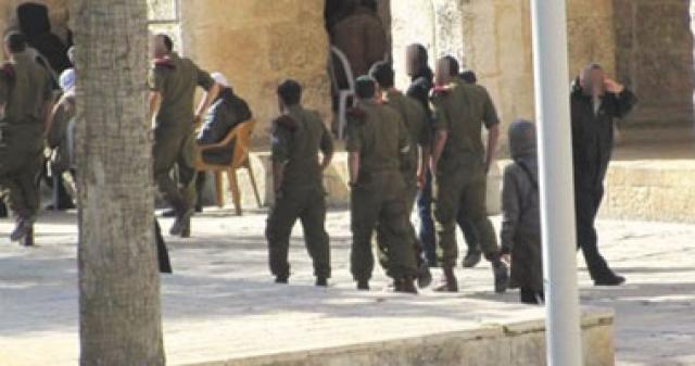 عشرات المستوطنين يقتحمون باحات المسجد الأقصى بحماية من شرطة الاحتلال
