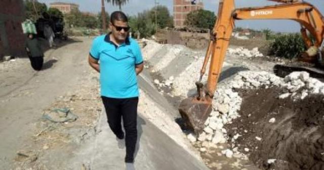 رئيس مدينة أشمون يتابع أعمال تبطين وتكسية الترع