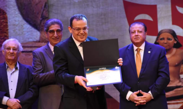 تكريم محمد البنان بجائزة أعضاء لجنة التحكيم بالمهرجان القومى للمسرح المصرى