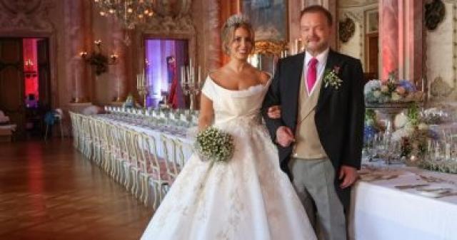  فستان زفاف زوجة الأمير الكسندر 
