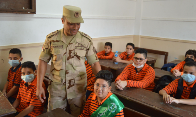 القوات المسلحة تنظم عدد من الزيارات لمرافقة أبناء الشهداء ومصابى العمليات للمدارس بالأسبوع الأول العام الدراسى الجديد