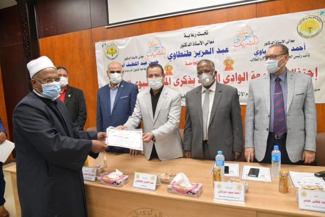 رئيس جامعة الأقصر يشارك جامعة الوادي الجديد الاحتفال بذكرى المولد النبوي
