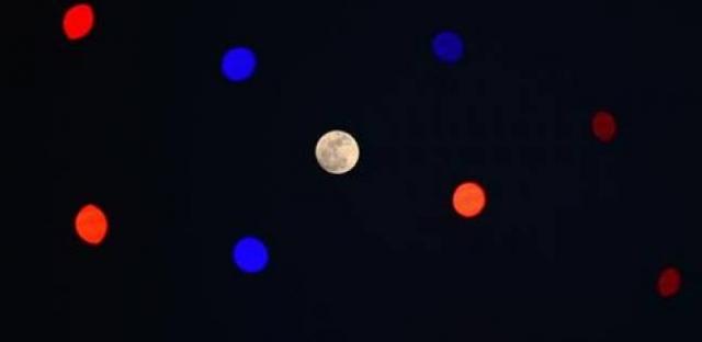  القمر مع نجم الدبران الأحمر 